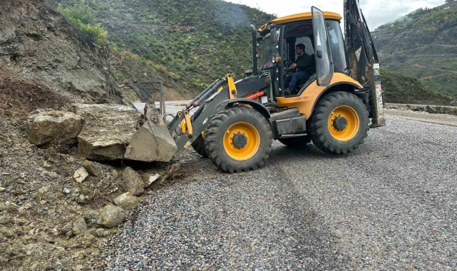Alanya'da yağıştan etkilenen mahalle yollarında bakım ve onarım