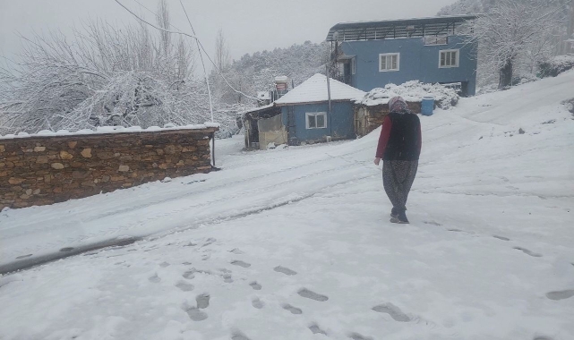 Alaşehir&#039;e mevsimin ilk kar yağışı başladı