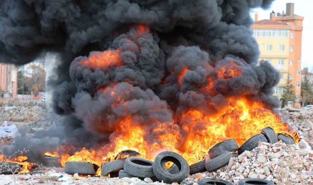 Alev alev yanan lastiklerden gökyüzüne siyah duman yükseldi