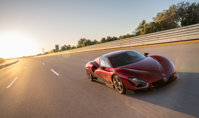 Alfa Romeo 33 Stradale'ye "Yılın Süper Otomobili" ödülü