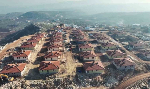 Altınözü'nde kırsal afet konutları yükselmeye devam ediyor