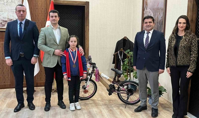 Altıntaş Kaymakamı Güdek, resim yarışmasında Türkiye birincisi öğrenciyi kabul etti