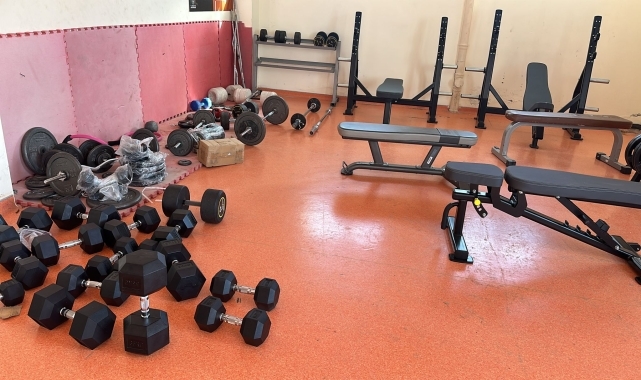 Alucra'daki tesislere spor aletleri teslim edildi