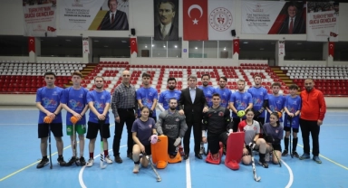 Amasya Valisi Bakan'dan hokey takımına ziyaret