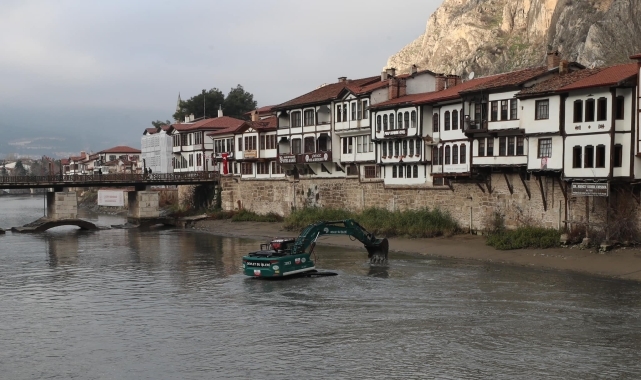 Amasya Yeşilırmak'ta temizlik ve dolgu çalışması