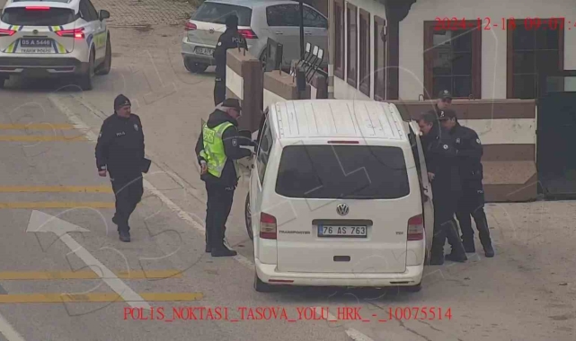 Amasya'da 20 kaçak göçmenin çıktığı minibüsün sürücüsü ve yanındaki şahıs tutuklandı