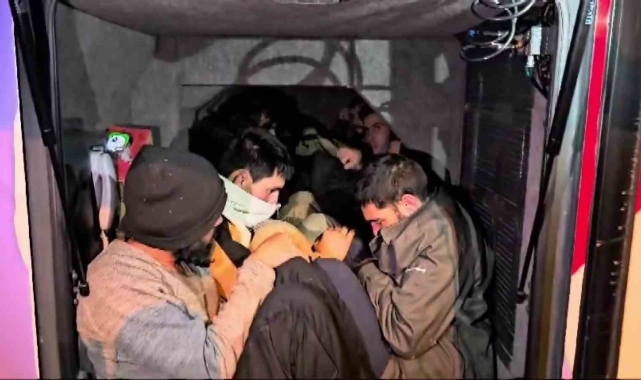 Amasya'da yolcu otobüsünün yatak kısmından 9 kaçak göçmen çıktı