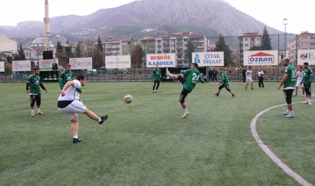 Amasyasporlu futbolcular, maç yaptıkları engelli taraftar Semih ve arkadaşlarını sevindirdi