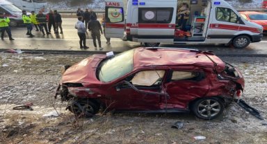 Anadolu Otoyolu'nda iki otomobil çarpıştı: 1 kişi öldü, 4 kişi yaralandı