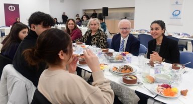 Anadolu Üniversitesi ailesi Engelliler Günü'nde öğrencilerle yemekte buluştu