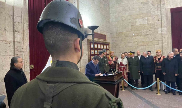 Ankara Valisi Şahin ve ABB Başkanı Yavaş, Atatürk'ün Ankara'ya gelişinin 105. yılı dolayısıyla Anıtkabir'i ziyaret etti