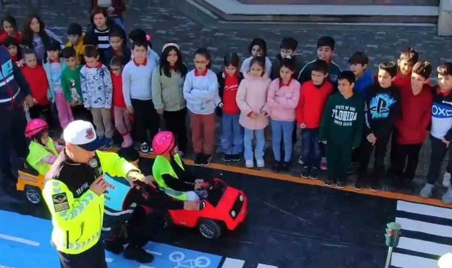 Antalya'da 30 bin öğrenci trafik dedektifi oldu