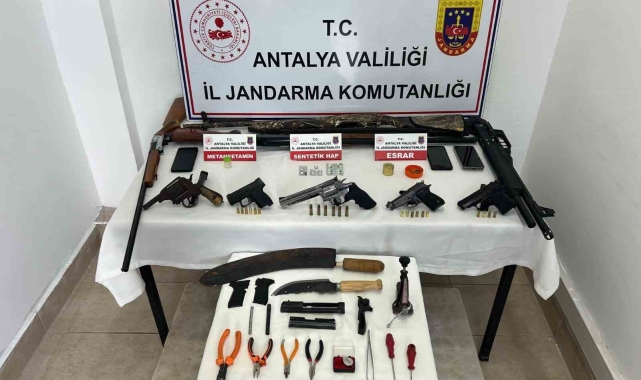 Antalya'da jandarmadan ruhsatsız tabanca ve uyuşturucu operasyonu