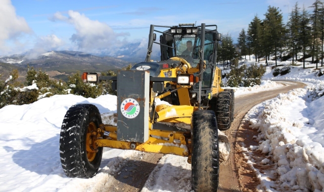 Antalya&#039;da karla mücadele çalışmaları: Ekipler aralıksız çalışıyor