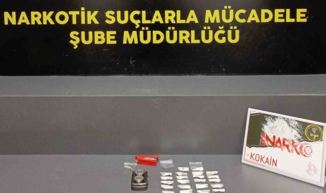 Araç koltuğunun altındaki mıknatıslı düzenekte kokain bulundu