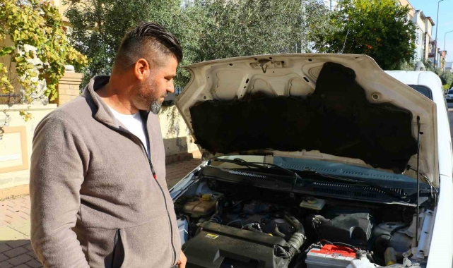 Aracın motoruna giren fareyi konuşarak ikna etmeye çalıştı