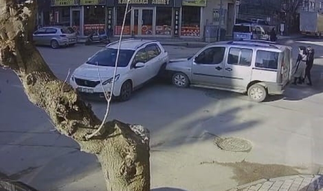 Araçlar çarpıştı, 2'si çocuk 3 kişi yaralandı