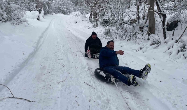 Araçlarının arkasına bağladıkları şambrel ile kayarak eğlendiler