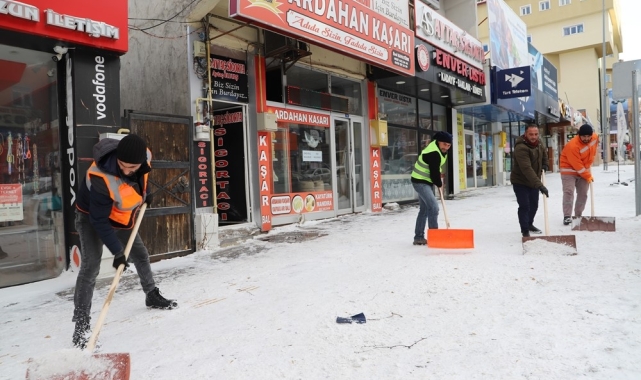 Ardahan'da karla mücadele ekipleri aralıksız çalışıyor