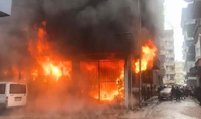 Arhavi'de iş yeri alevlere teslim oldu, biri polis 2 kişi dumandan etkilendi