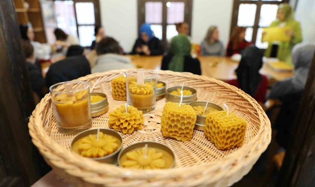 Arıcı kadınlar bal mumunu sanat eserine dönüştürüyor