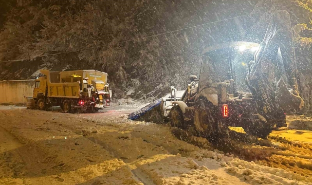 Artvin'de belediye ekiplerinin gece kar mesaisi
