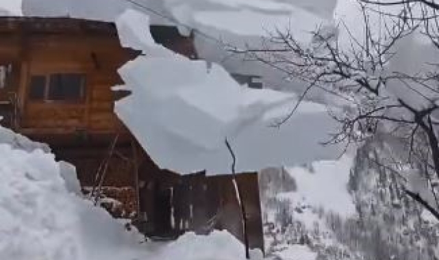 Artvin'de çatıdan düşen kar kütlesini görüntülemek isterken az kalsın altında kalıyordu