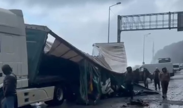 Artvin'de dalgalar park halindeki tırın dorsesini parçaladı