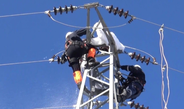 Artvin'de elektrik arıza ekipleri zorlu kış şartlarına meydan okuyor