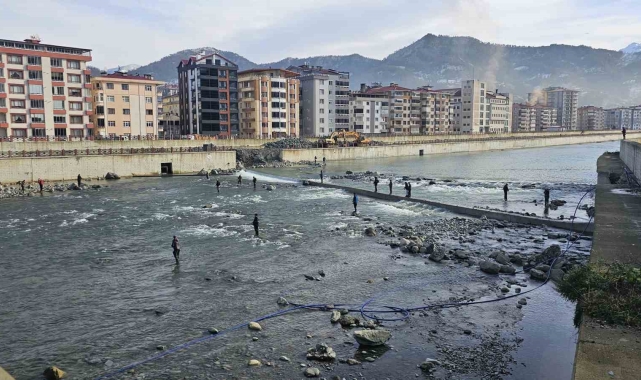 Artvin'de fırtına somon kafesini parçaladı, vatandaşlar dereye akın etti