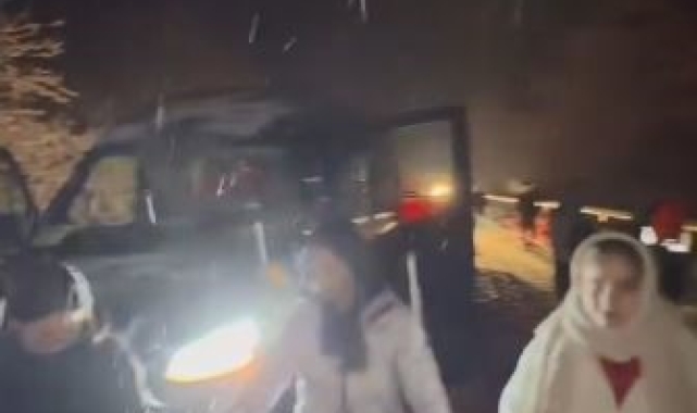 Artvin'de yoğun kar yağışı: Trafik durdu, sürücüler horon teperek ısındı