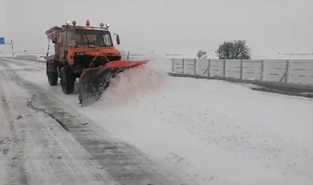 Aşkale&#039;de karla mücadele çalışmalarına aralıksız devam ediliyor
