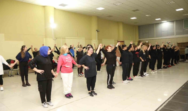 Atakum Belediyesi Halk Oyunları Kursu'na yoğun ilgi