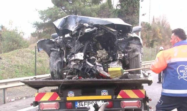 Ataşehir'de kontrolden çıkan otomobil bariyerlere ok gibi saplandı