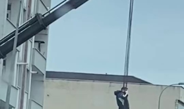 Ataşehir'de vinç halatına tutunarak iniş yapan şahıs kamerada