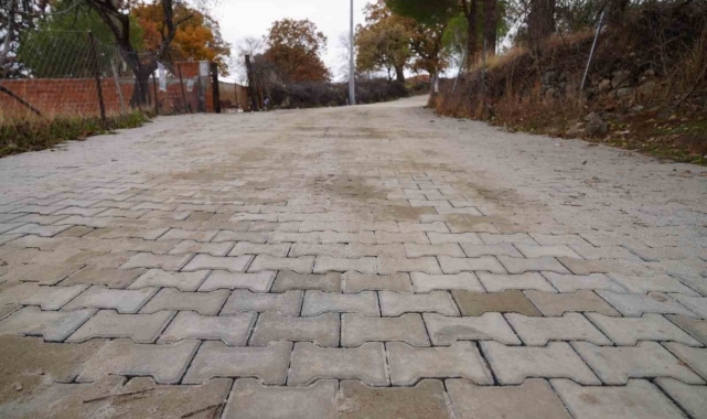 Ayvalık'ta 4 kırsal mahalleye 4 bin metrekare kilit parke taşı döşendi