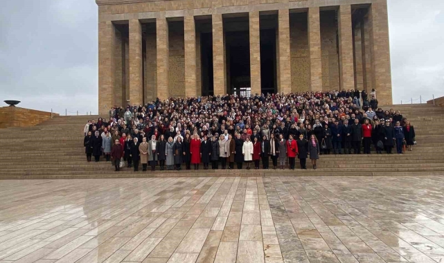 Bakan Göktaş, kadınlarla Anıtkabir'i ziyaret etti