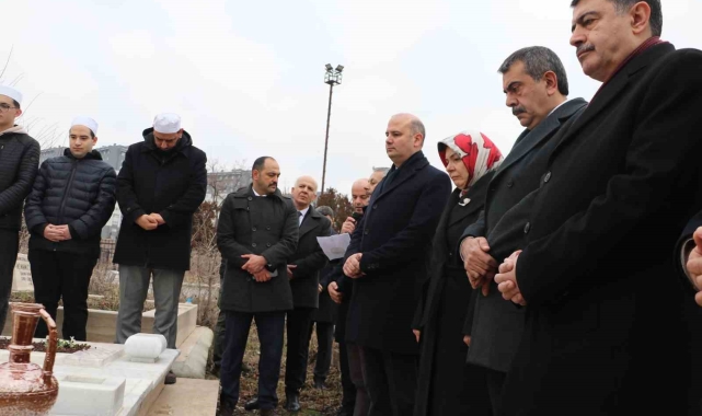 Bakan Tekin, eski Milli Eğitim Bakanı Tevfik İleri'nin 63. ölüm yıl dönümünde kabrini ziyaret etti