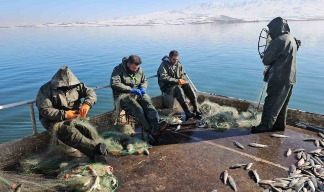 Balıkçıların Erçek Gölü'nde zorlu kış mesaisi