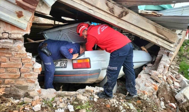 Balıkesir'de ağıla giren otomobilin sürücüsü hayatını kaybetti