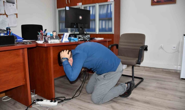 Balıkesir'de "Deprem Anı, Çök-Kapan-Tutun ve Tahliye Tatbikatı" gerçekleştirildi