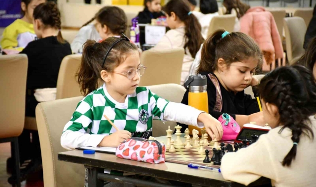 Balıkesir'de satranç turnuvasına büyük ilgi