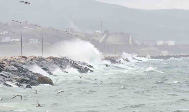 Bandırma&#039;da fırtına etkili oldu, dağ kesimleri beyaza büründü