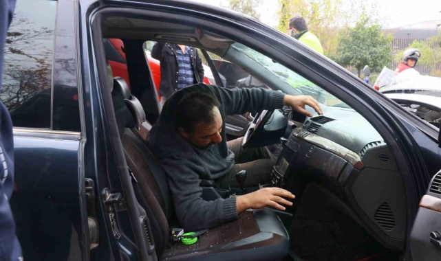 Bariyere 'ok' gibi saplandı, sıkışan sürücüyü itfaiye çıkardı