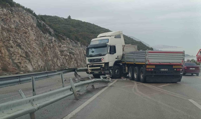 Bariyerlere çarpan tır makaslayarak trafiğin aksamasına neden oldu
