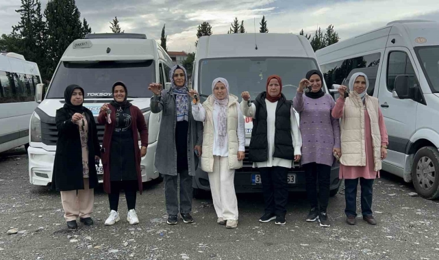 Basılan kornaları ve söylenen sözleri umursamayan kadın servis şoförleri, şefkatle yaklaştıkları öğrencileri güvenle taşıyorlar