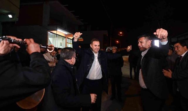 Başkan Ahmet Akın çiftetelli oynadı, asker uğurladı