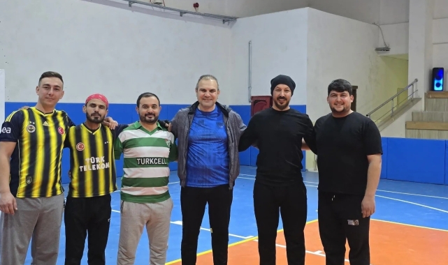 Başkan Dilsiz'den kız voleybol takımına maç öncesi motivasyon desteği