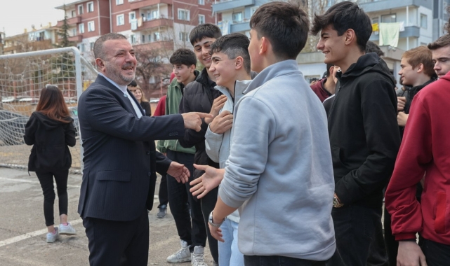 Başkan Ercan okul ziyaretinde coşku ile karşılandı