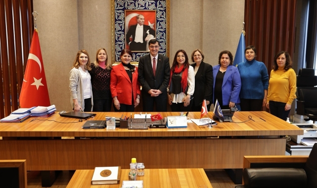 Başkan Kahveci'den Münüre Kara'ya plaket